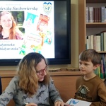 Pisarka podpisuje dzieciom swoje książki (5).jpg