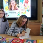 Pisarka podpisuje dzieciom swoje książki (6).jpg