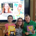 Pisarka podpisuje dzieciom swoje książki (11).jpg