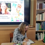 Pisarka podpisuje dzieciom swoje książki (10).jpg