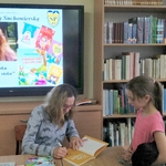 Pisarka podpisuje dzieciom swoje książki (9).jpg