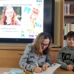 Pisarka podpisuje dzieciom swoje książki (13).jpg
