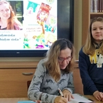 Pisarka podpisuje dzieciom swoje książki (15).jpg