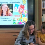 Pisarka podpisuje dzieciom swoje książki (16).jpg