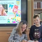 Pisarka podpisuje dzieciom swoje książki (20).jpg
