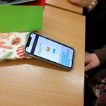 Telefony z otwartą aplikacją do ksiązki w języku niemieckim (1).JPG