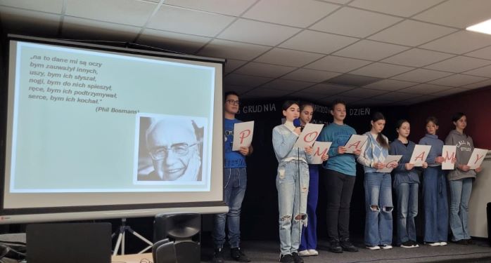 występ ucznennicy z klasy 8b na przedstawieniu.jpg