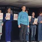 występ uczniów klasy 8b na akademii.jpg