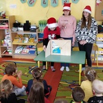 Dziewczynki  z Klubu Poczytaj mi przyjacielu z teatrzykiem kamishibai PS nr 39 przy ulicy Witosa (6).jpg