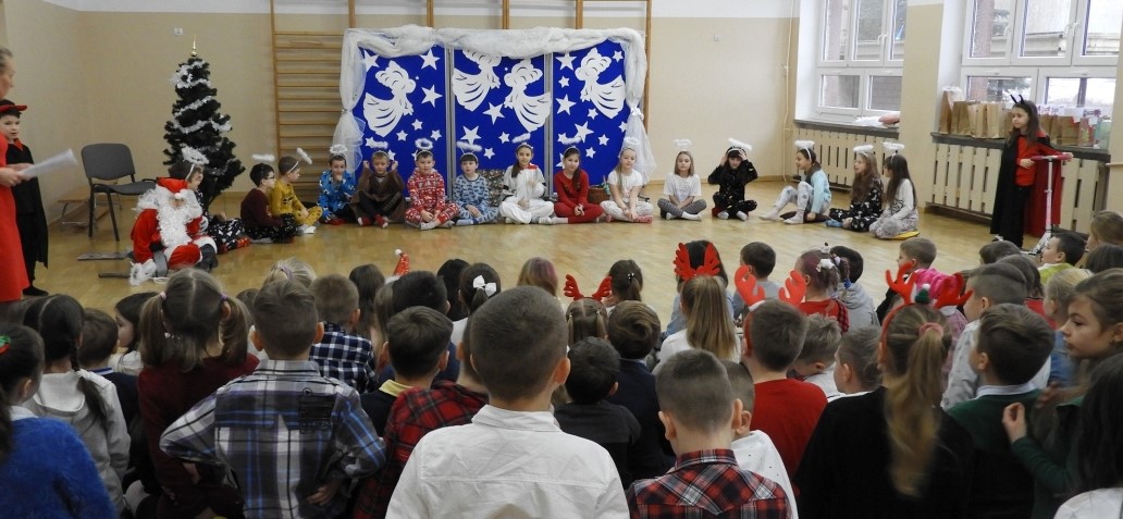 Dzieci z klas I - III ogladają przedstawienie świąteczne.jpg