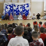Dzieci z klas I - III ogladają przedstawienie świąteczne.jpg