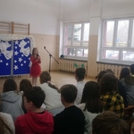 Uczniowie z klas IV - VIII oglądają przedstawienie świąteczne.jpg