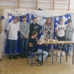 Uczniowie z klas IV - VIII podczas przedstawienia świątecznego dla rówieśników.jpg