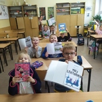 1d -uczniowie podczas omawiania lektury.jpg