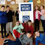 Dzieci pod gazetką na DBI