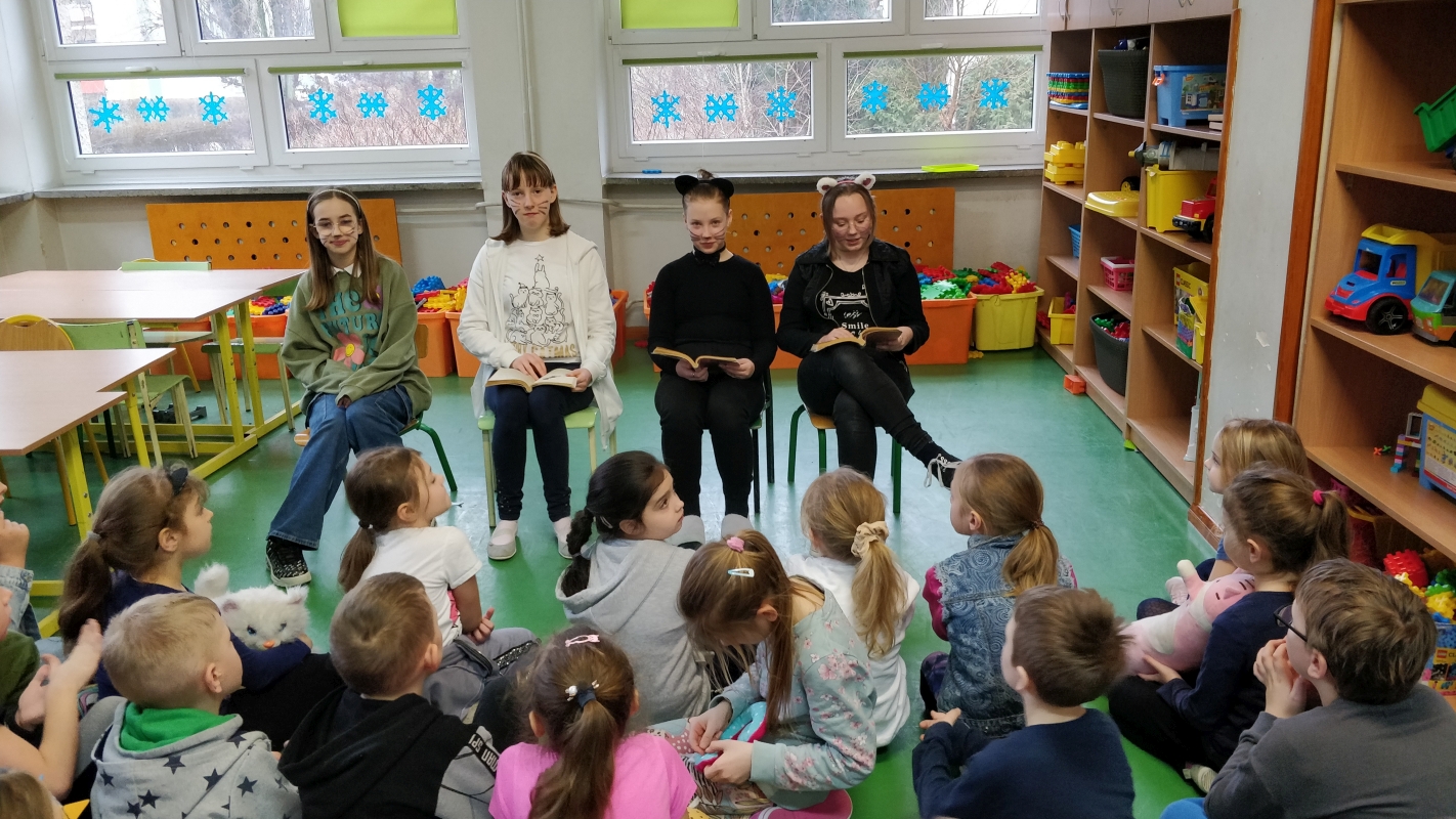 Czytanie w dolnej świetlicy (1).jpg