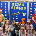 Dzieci pod gazetką z napisem Witaj wiosno.jpg