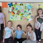 Dziewczynki pod swoim plakatem.jpg