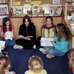 Klasa II b słucha jak czytają im dziewczynki z aktywu.jpg