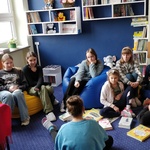 Klub Pmp - Ania czyta koleżankom (2).jpg