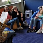 Klub Pmp - Kinga czyta koleżankom.jpg