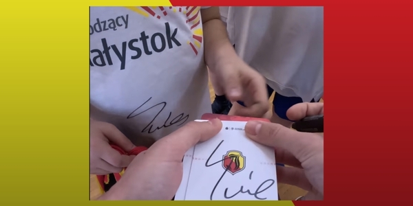 Dłonie piłkarza Jegiellonii - wpisywanie autografu.jpg