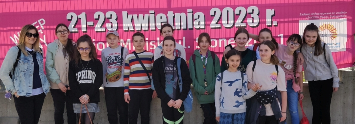 Miniaturka - zdjęcie grupowe na tle plakatu targowego.jpg