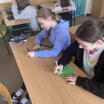 Uzupelnianie listków do projektu przez dzieci.JPEG