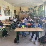 Widok klasy - dzieci w ławkach pracują nad projektem.JPEG