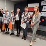 Nagrodzone recytatorki w kategorii klas 4-6 z jurorkami i panią wicedyrektor.jpg