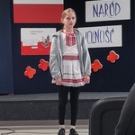 Uczennica klasy 5 recytuje wiersz.jpg
