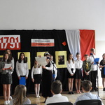 Uczennica klasy ósmej czyta z pergaminu..JPG