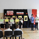 Uczniowie Szkoły Podstawowej Nr 43 trzymają w rękach napisy i recytują wiersze..JPG