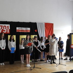 Uczniowie szkoły stoją na tle tablicy. Przemawia Pani Mirosława Kalina..JPG