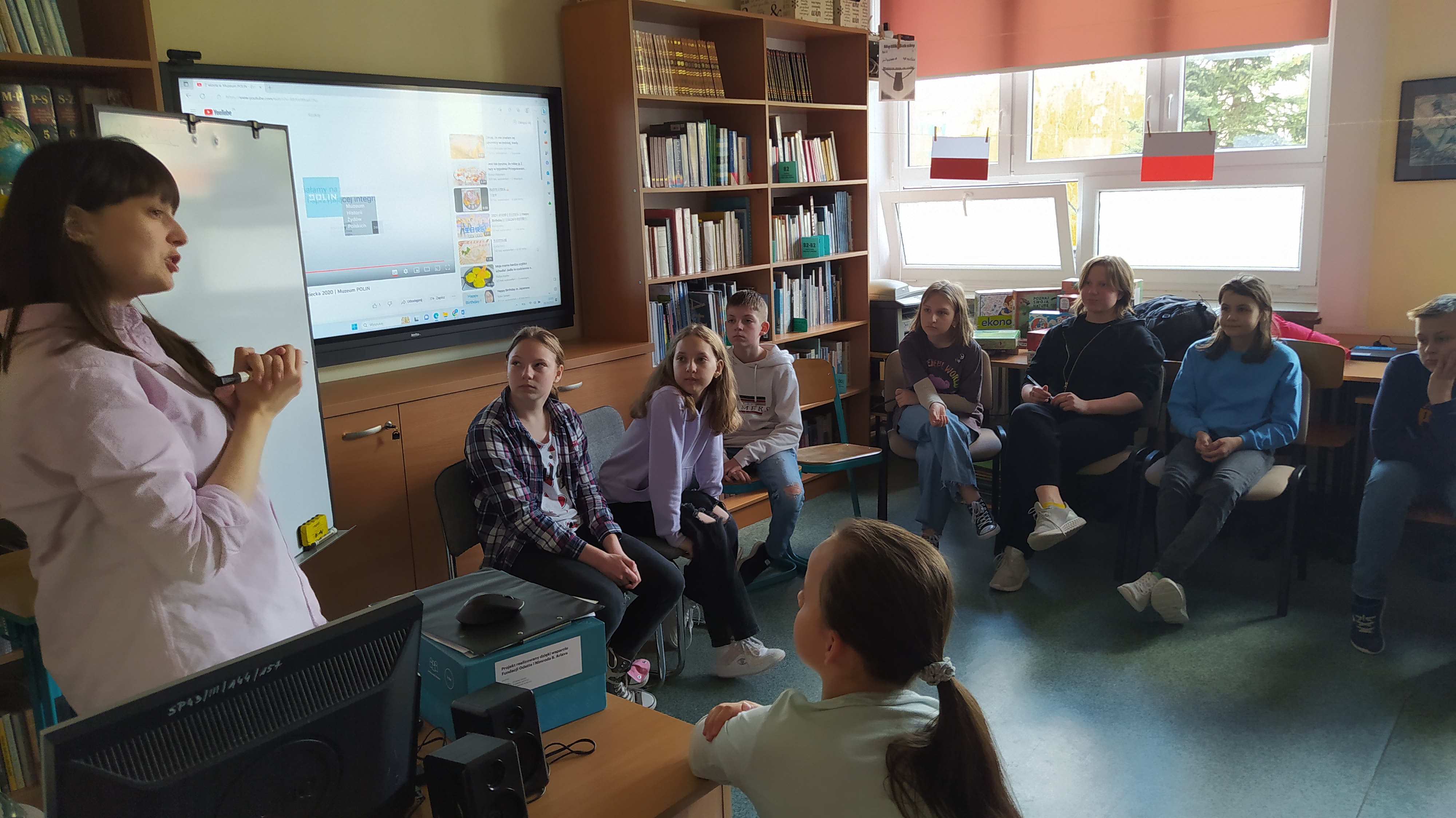 Uczniowie słuchają edukatorki..jpg