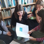 Cztery dziewczynki czytają..jpg