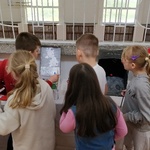 Dzieci z 2a oglądają wystawę (3).jpg