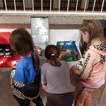 Dzieci z 2c oglądają wystawę (6).jpg