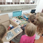 Dzieci z grupy Krasnoludki oglądają wystawę  (1).jpg