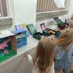 Dzieci z grupy Krasnoludki oglądają wystawę  (3).jpg