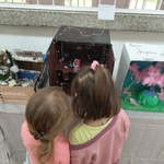 Dzieci z grupy Krasnoludki oglądają wystawę  (4).jpg