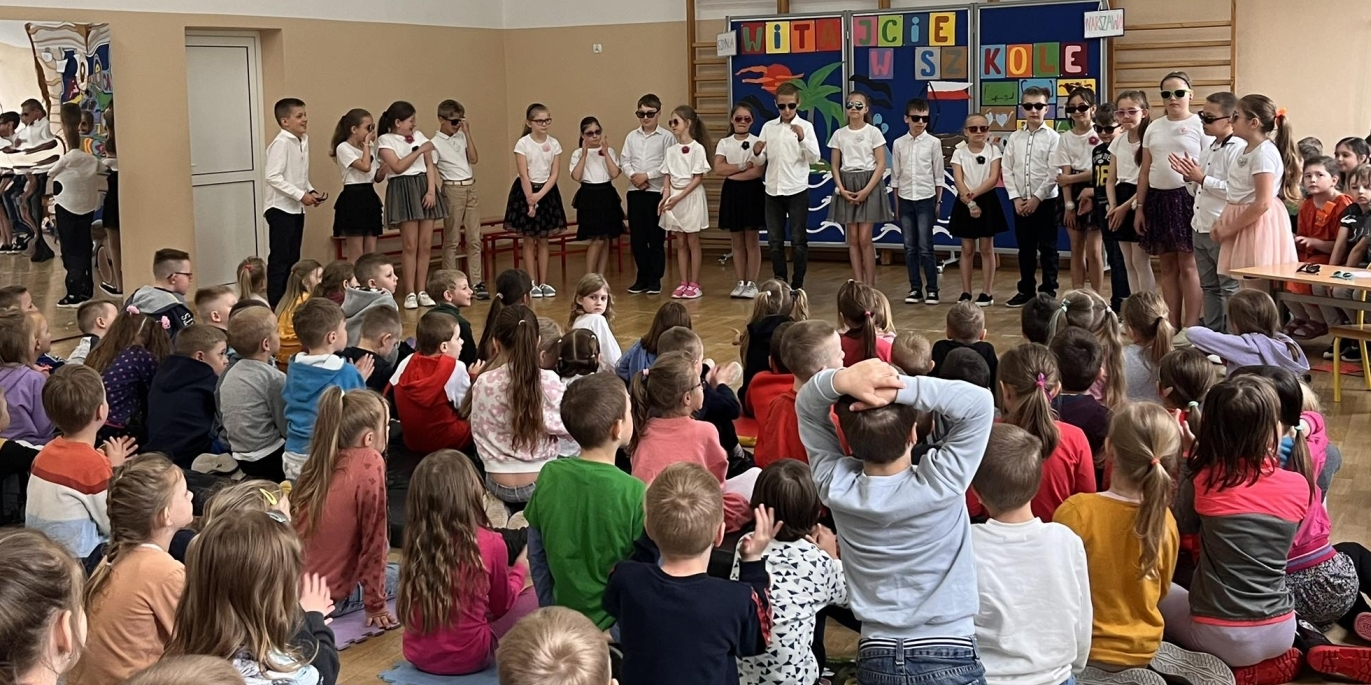 Przedszkolaki ogladaja przedstawienie w wykonaniu uczniów klas I - III Szkoły Podstawowej nr 43 w białymstoku.jpg
