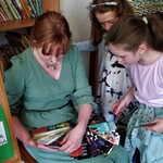 Pracownica CEN rozmawia z dziećmi w świetlicy i rozdaje im zakładki do książek (5).jpg