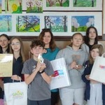 Grupa młodsza teatru Abrakadabra z opiekunką.jpg
