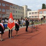 Poczet sztandarowy_ przemówienie dyrektora_ w tle przedstawiciele nauczycieli i Rady Rodziców.jpg