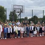 Uczniowie klas I - III podczas inauguracji roku szkolnego 2023_2024 (1).jpg