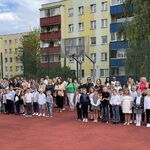 Uczniowie klas I - III podczas inauguracji roku szkolnego 2023_2024.jpg