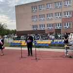 Dyrektor przemawia - na drugim planie pani wicedyrektor_ nauczycielki oraz poczet sztandarowy.jpg