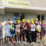 1 Ósmoklasiści i bibliotekarki Filii nr 8 Książnicy Podlaskiej - z prezentami z logo akcji.JPG