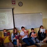 VI a - Narodowe Czytanie 2023 - uczniowie czytają powieść z podziałem na role (4).JPG